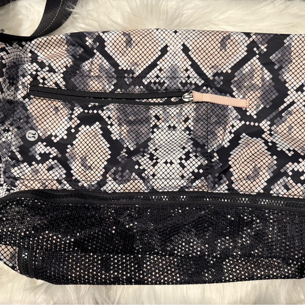 Lululemon yoga mat bag